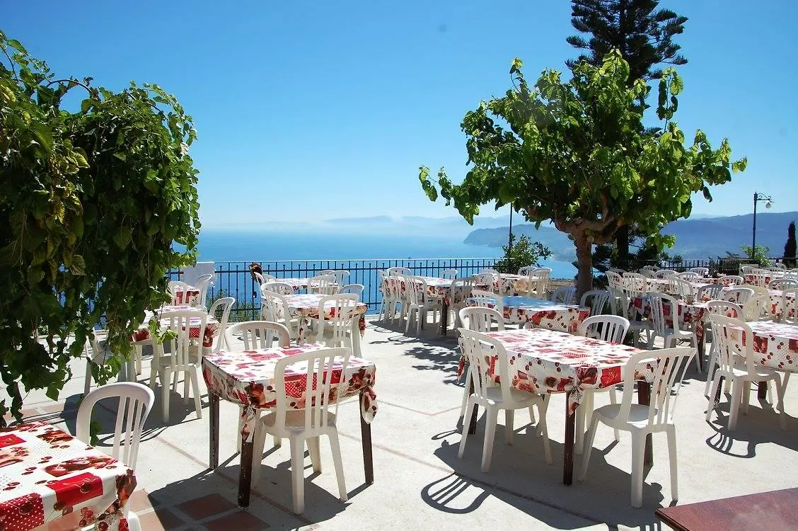 Çiftlik konaklama Agriturismo Santa Margherita Gioiosa Marea İtalya